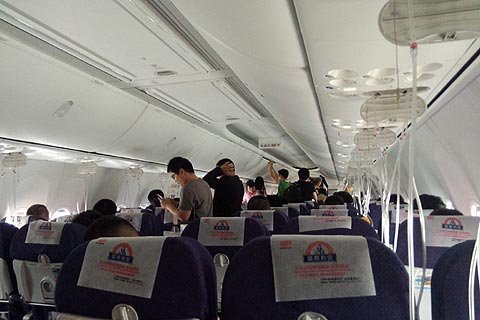 客舱内氧气罩均被弹至座位前方.微博截图