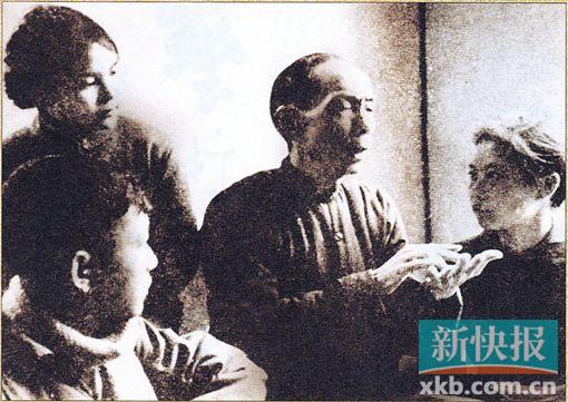 ■上世纪50年代,白驹荣任广东粤剧院院长,给学生讲课,此时他眼睛已失明,不能登台表演了。