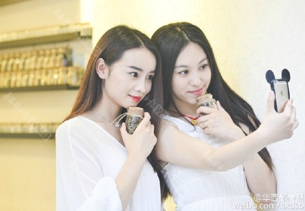 美女店员。