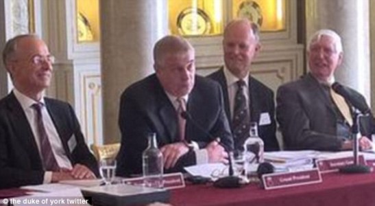 英国安德鲁王子近日出席白金汉宫的活动时，被注意到戴着价值12000英镑、18K金的苹果手表。（图片来源：社交网站认证账号）