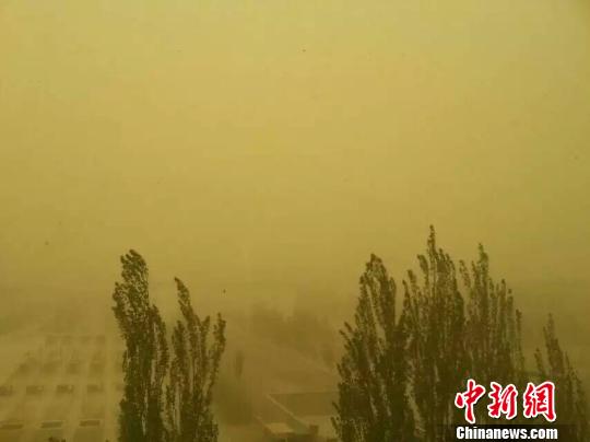 图为被沙尘暴“遮盖”的格尔木市区。　钟欣摄