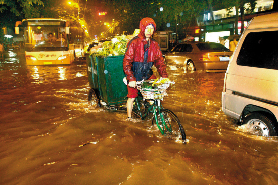 <em>雨一直下</em>广州屋檐下生活还算融洽|雷雨|气象站