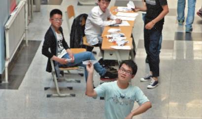 大学生进行纸飞机比赛 N7