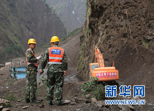 5月16日,中国武警交通救援大队官兵正在尼泊尔抢通地震损毁路段。 涂敦法 摄