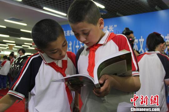 《十万个为什么》维文哈文版在乌鲁木齐举行首