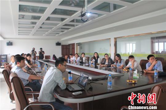 图为市民代表探访电能替代 胡佳琪 摄