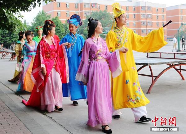 成都毕业照玩<em>穿越</em> 四大才子带<em>才女</em>逛校园|校园