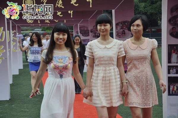 重庆七中:毕业生走红毯过温馨七扇门 校长赠