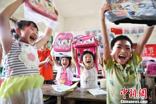 义工为湖南省偏远山区留守儿童送六一祝福|小