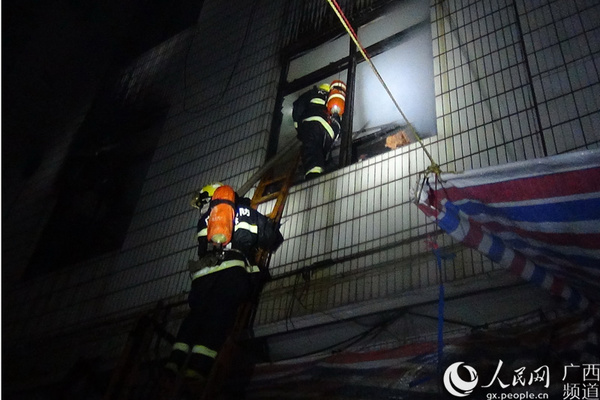 广西27岁消防员坠楼牺牲怀中女童获救图揭生前救援过程