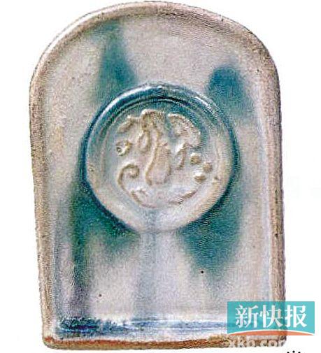 ■绿彩箱形枕 翻拍自《收藏》