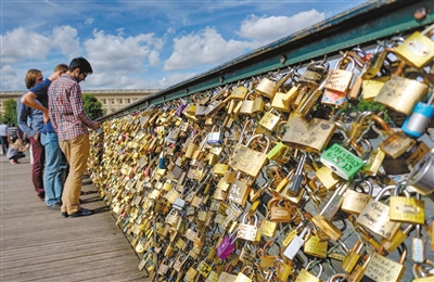 挂满爱情锁的巴黎艺术桥。