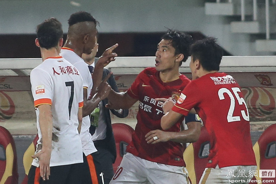 中超-恒大3-0人和 郑智脚踩对手引爆冲突