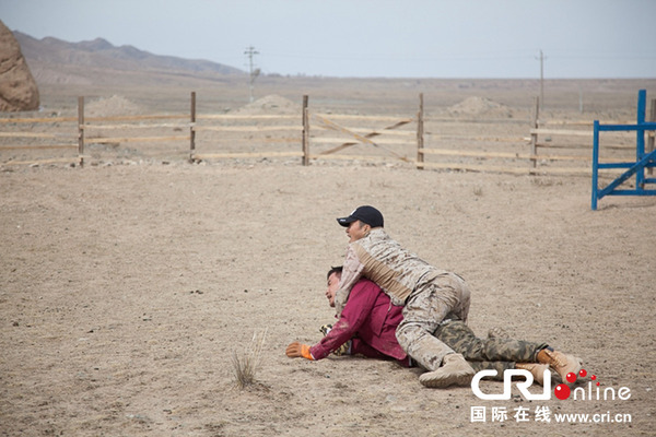 　　吴京遭吐槽脾气暴躁似动粗 臀坐帝李铭顺勒脖显过分