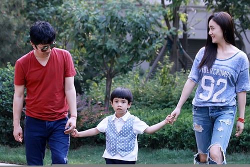 郑钧刘芸带Jagger开心过儿童节 幸福感爆棚|刘