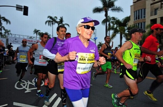 美92岁老太跑完全程马拉松创纪录 系癌症幸存