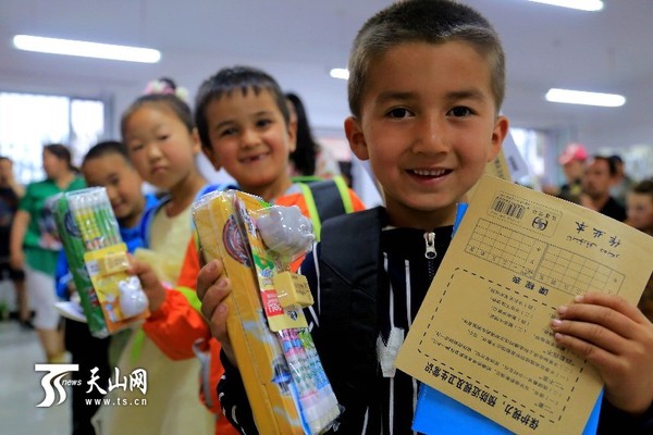 新疆博湖县人社局党支部开展党员结对子献爱