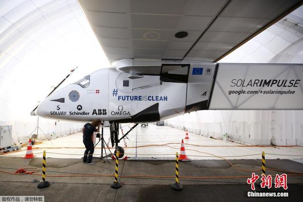 阳光动力二号迫降日本 停靠名古屋机场充气机