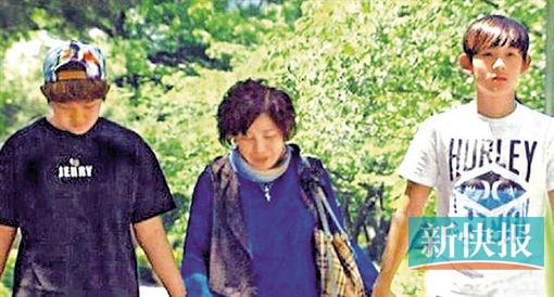 ■崔真实的妈妈独自抚养崔焕熙(右一)和崔准熙。