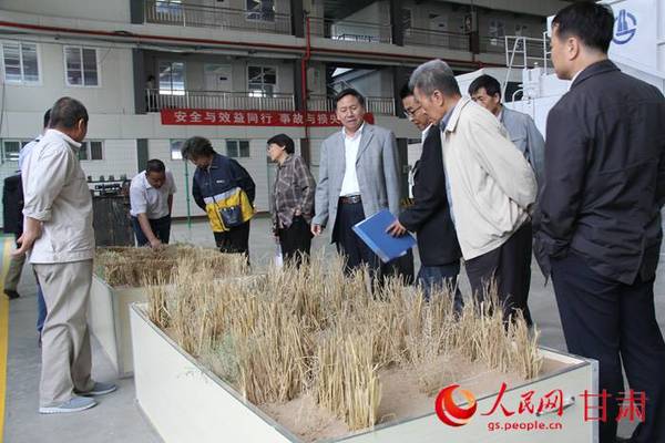 原政协副主席邓成城了解立体固沙车固沙原理（高增硌 摄）