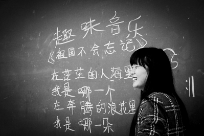 给孩子们上课，是夜校教员们最开心的时刻。