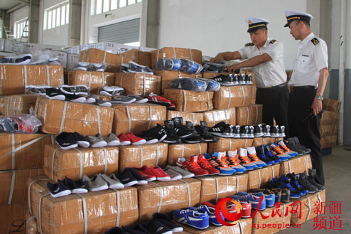 新疆霍尔果斯海关查获15923双侵权运动鞋|海关