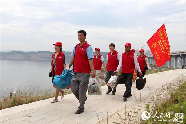 湖北十堰:志愿者调水源头捡垃圾|垃圾|水质