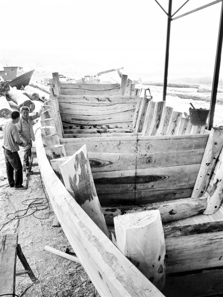 在漳湾造船厂，刚做好的船舱内，隔舱已经做好