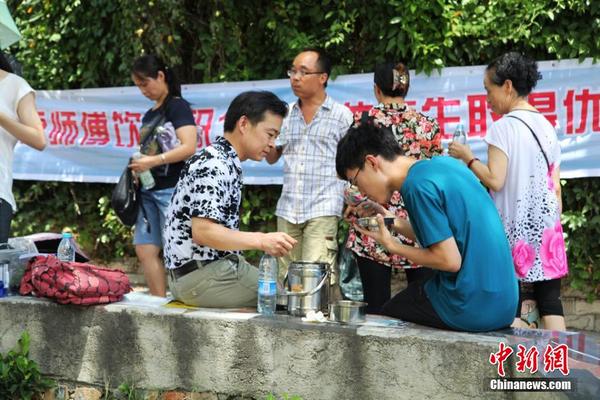 学生家长烈日下陪考 考生路边吃饭|气温|攀枝花市