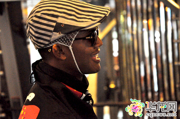 玩心大起的播求亲自尝试了各种训练器械，露出了孩子般的笑容。苏桢淇 摄