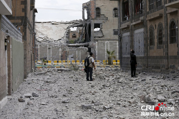 沙特轰炸也门军队总部 造成至少44人死亡(高清