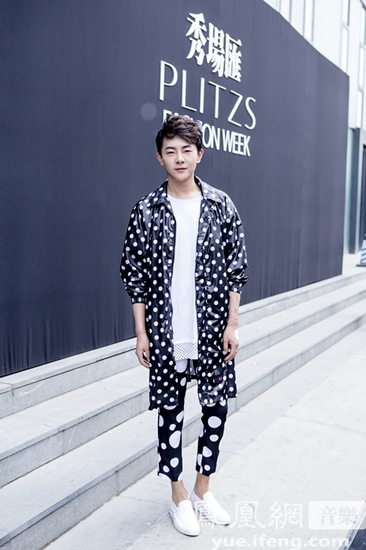 波点男神张皓然吴晓悯出席T台秀 闺蜜组团玩