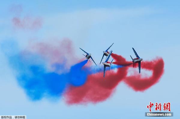 法国庆祝空军基地建立百年 巡逻兵空中献艺|
