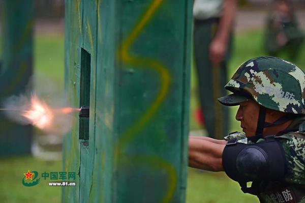 武警广东边防特战骨干雨中竞技 接力打手枪|军