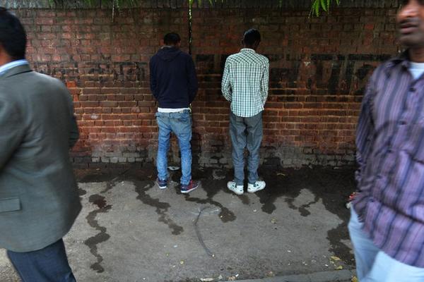 印度西部城市出台新规欲除陋习:居民上公厕有