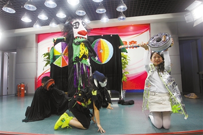 昨日，南岸区珊瑚实验小学，学生们在台上表演自己创作的恐怖童话。重庆晨报记者 许恢毅 摄