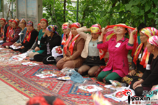 霍城县住村<em>工作</em>组邀双渠<em>村妇女</em>参加十字绣比