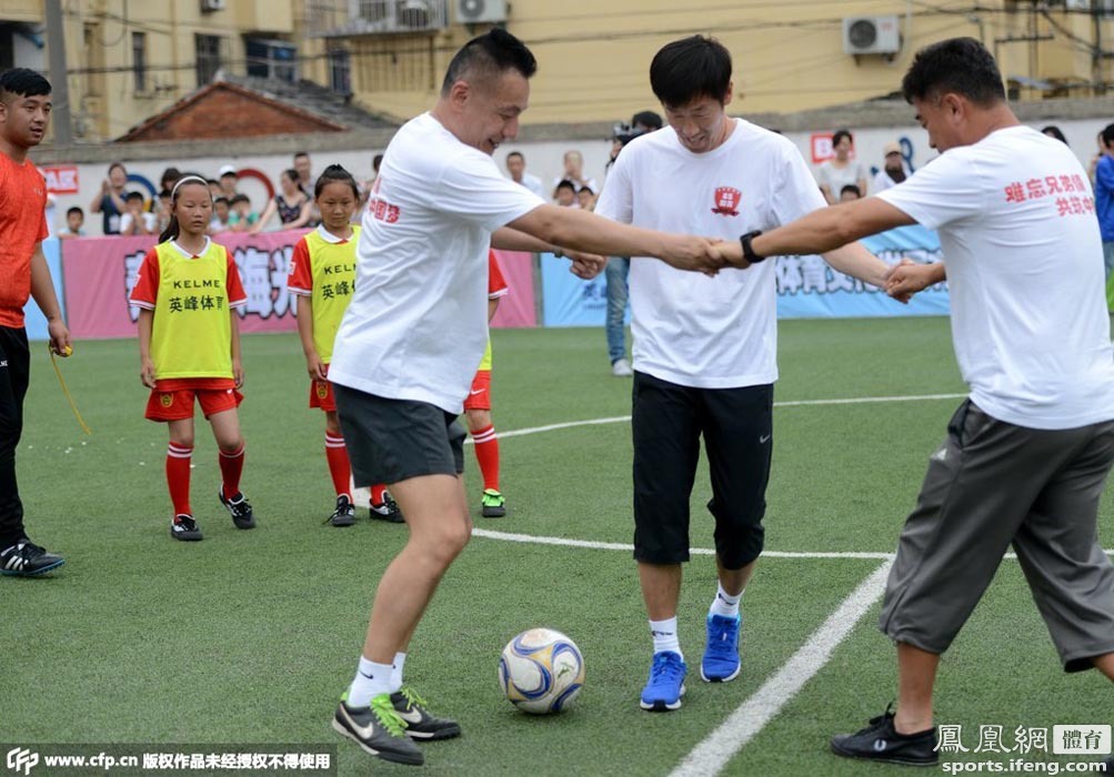 高洪波宫磊走进校园 指导孩子们踢足球