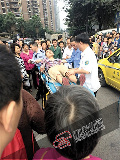 重庆：的哥突然发病昏倒 乘客紧急拉手刹救人(图)