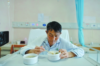 广州男子吸烟40年肺变成“塑料” 近日接受肺移植
