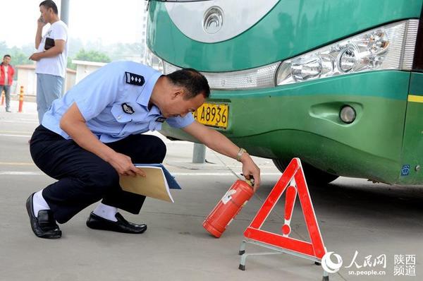 民警检测车辆安全设施。庞铭 摄