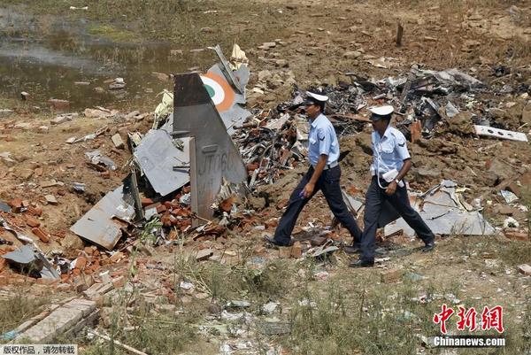 印度空军战机坠毁 飞行员成功逃生|印度|北方邦