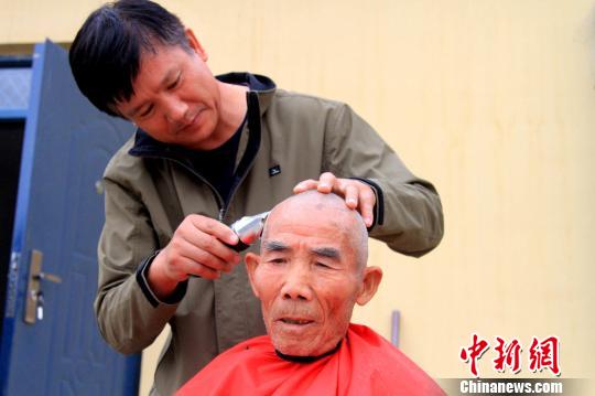 新疆博湖:住村干部为60岁老人带去父亲节温