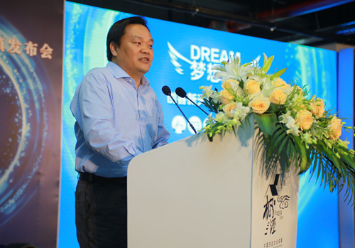 枫泾镇党委书记张斌在发布会上介绍科创小镇情况