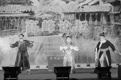 71岁的陈秀雨（中）是国家级非物质文化遗产传承人。这是她于2014年11月7日，参加中国传统村落文化遗产保护（福建屏南）高峰论坛时登台演出。