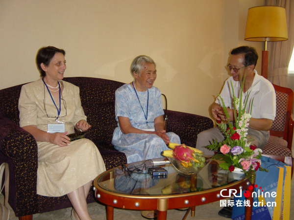 扬库女儿塔妮娅和柯婧璞女士2005年在北京接受作者采访　