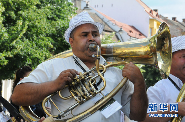 罗马尼亚著名的科兹梅什蒂管乐队在步行街为公众献艺。（新华网记者林惠芬摄）