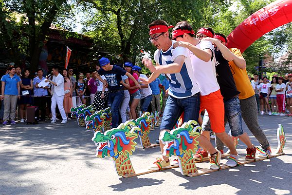 图为参赛选手在２５米长的“旱龙舟”赛道上奋力追逐。新华网黑龙江频道才萌 摄