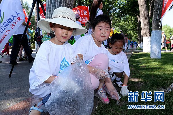 人人都是江河卫士两千余名龙江志愿者沿江捡