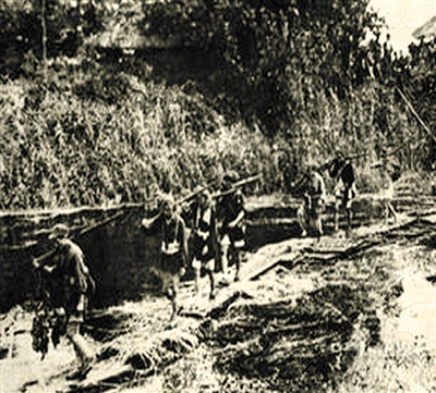 1943年3月初,战士在车桥镇附近行军。资料图片